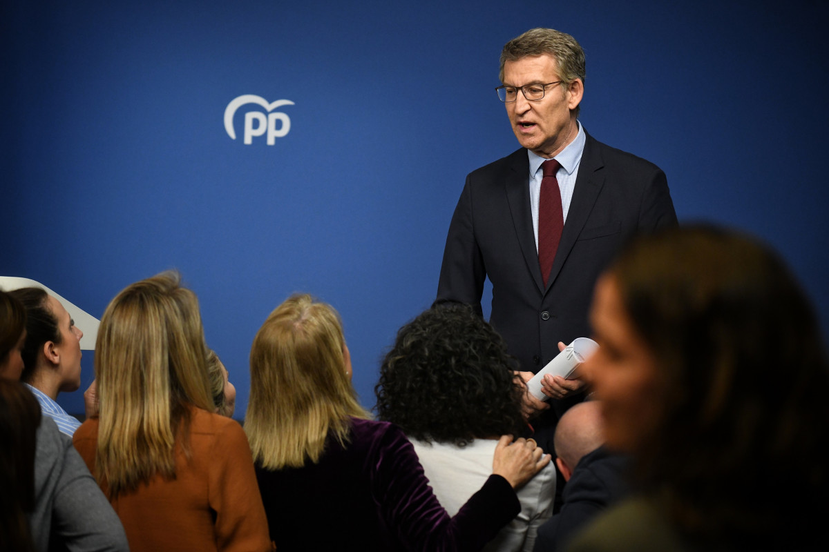 Archivo - El presidente del PP, Alberto Núñez Feijóo, durante una rueda de prensa, en la sede del partido.