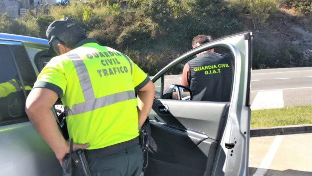 Agentes de la Guardia Civil en la investigación del conductor