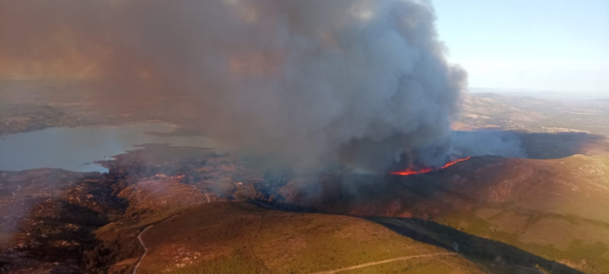 Imu00e1genes del incendio en Muiu00f1os en una foto de @ATBrif la brigada helitransportada con base en Laza