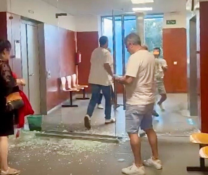 Puerta de cristal rota durante el altercado en el ambultatorio de Pontevedra en una foto del SERGAS