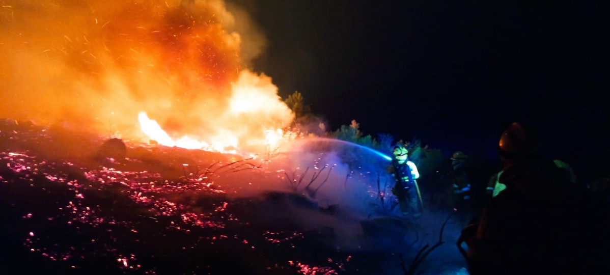 Incendio en A Gudiu00f1a en una foto de Brigada Helitransportada de Laza