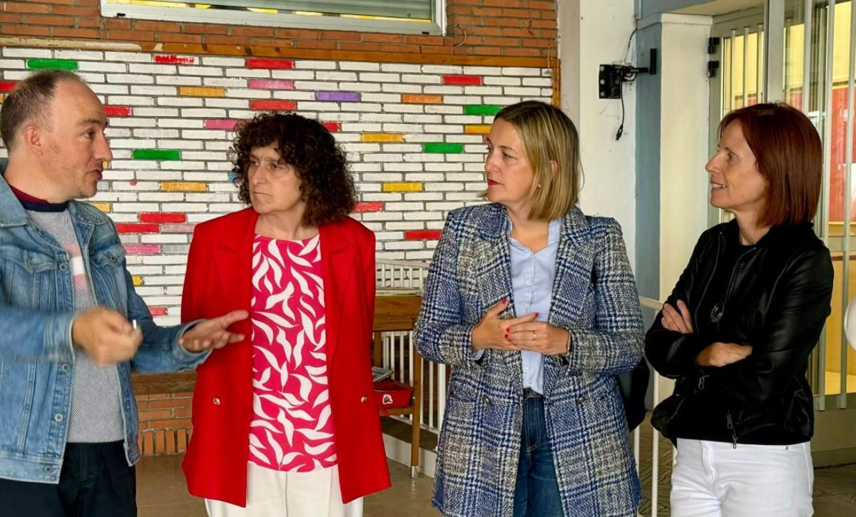 Esther Martu00ednez Piu00f1eiro presidente de FANPA Compostela a la derecha durante una reuniu00f3n con la alcaldesa de Santiago al inicio del curso en una foto de la asociaciu00f3n