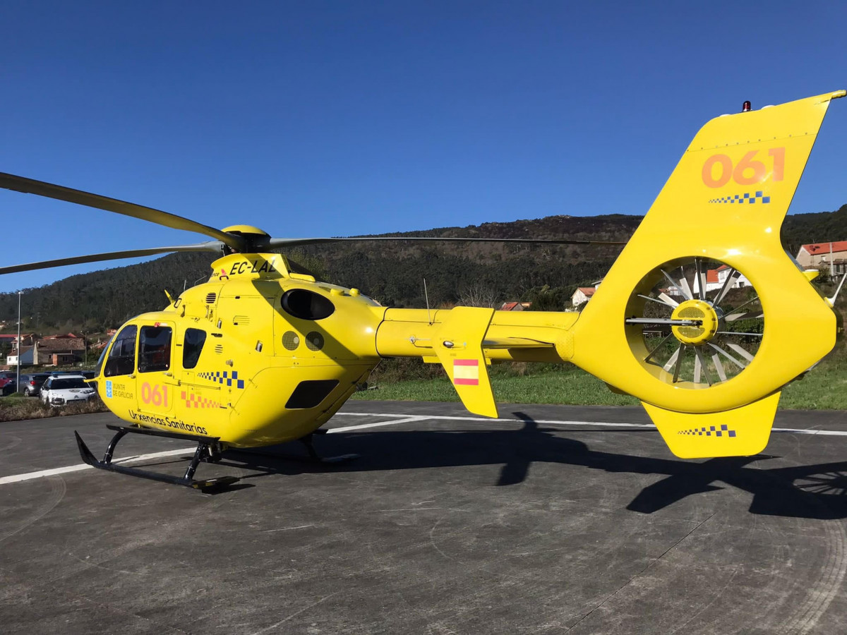 Archivo - Helicóptero del 061 con base en Santiago.