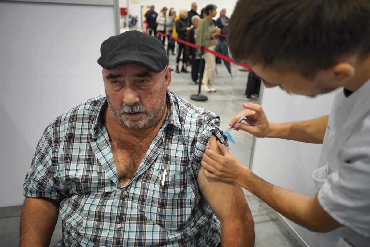 Archivo - Un hombre se vacuna el día de apertura del Instituto Feiral de Vigo (Ifevi) para la doble inmunización frente al COVID y la gripe, a 26 de octubre de 2023, en Vigo, Pontevedra, Galicia (Es