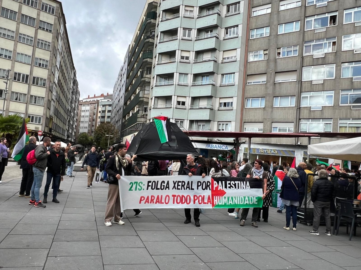 Manifestaciu00f3n en la Praza Roxa en la huelga general por Palestina