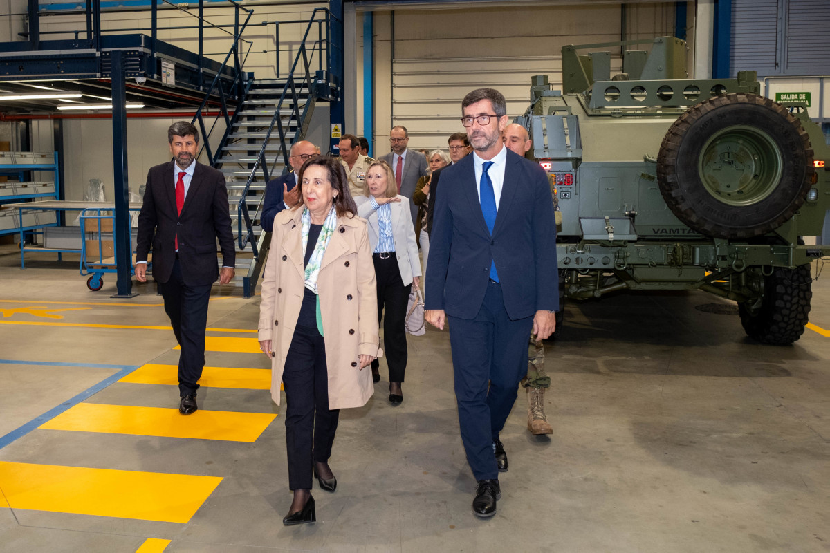 La ministra de Defensa, Margarita Robles, durante una visita a las instalaciones de UROVESA Vehículos Especiales S.A, a 30 de septiembre de 2024, en Valga, Pontevedra, Galicia (España). Durante su v