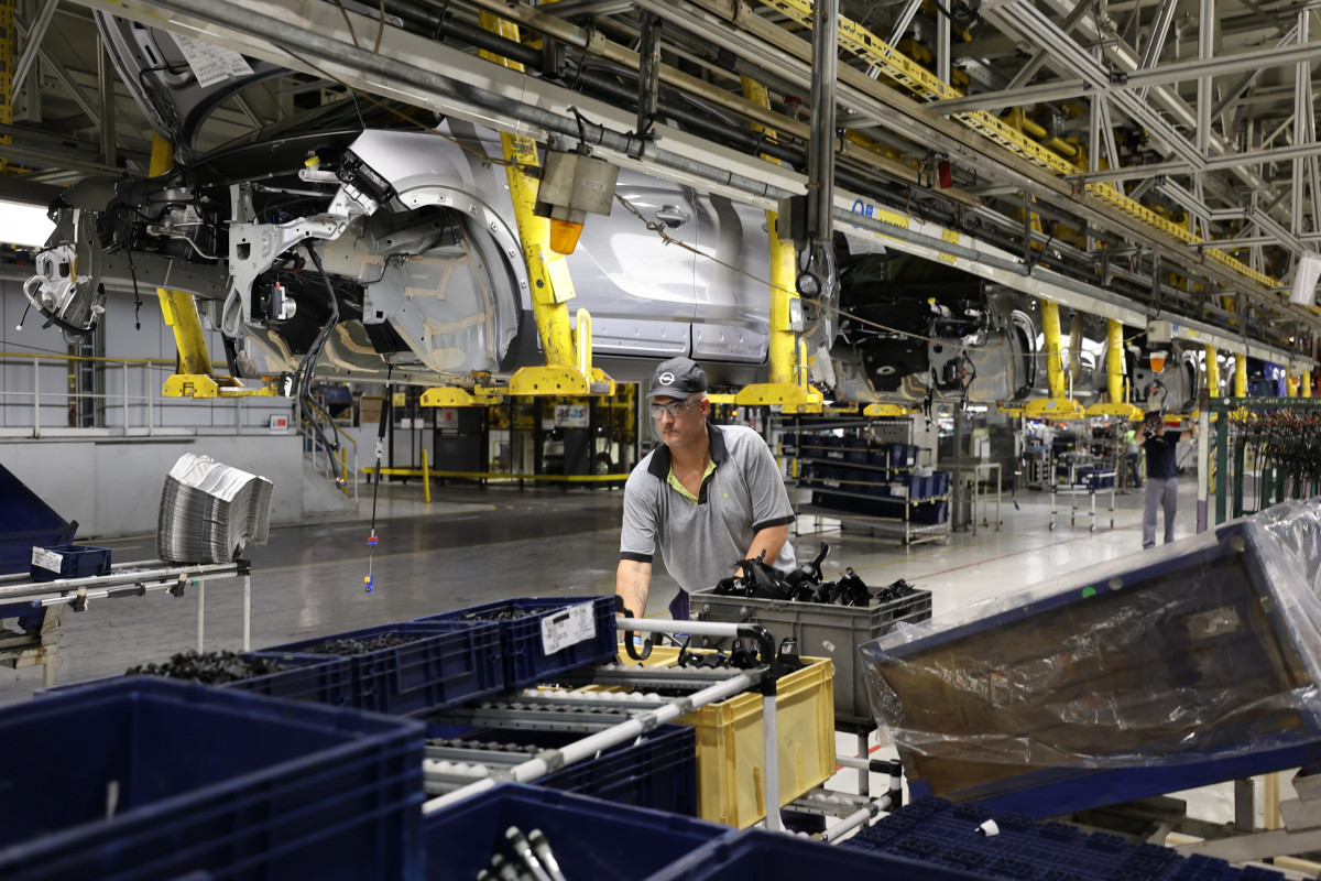 Archivo - Un trabajador en la planta de Stellantis, a 14 de octubre de 2022, en Zaragoza, Aragón (España). La planta de Zaragoza del grupo automovilístico Stellantis se consolida como la planta de 