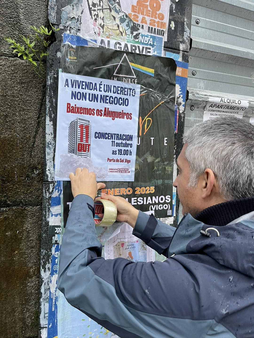 Una imagen del Facebook del Sindicato de Inquilinos de Vigo pegando carteles para una protesta pasada