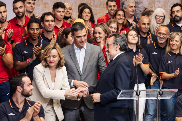 Archivo - La ministra de Educación, Formación Profesional y Deportes, Pilar Alegría; el presidente del Gobierno, Pedro Sánchez, y el presidente del Comité Paralímpico Español y presidente de la ONCE, Miguel Carballeda.