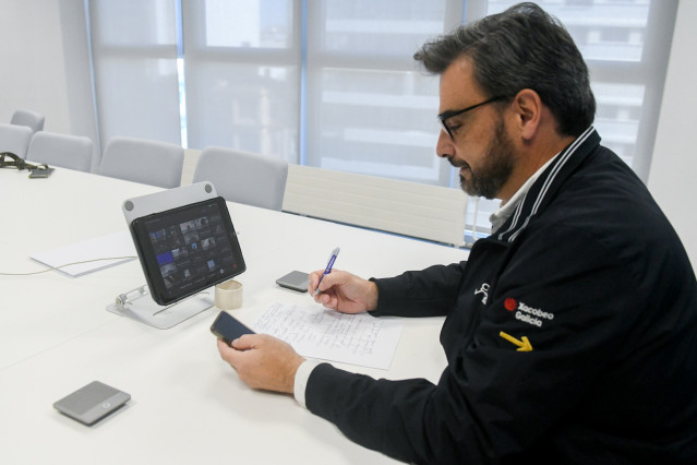 El conselleiro de Presidencia, Xustiza e Deportes, Diego Calvo, en reunión por videoconferencia para coordinar el envío de dispositivos de emergencias a Valencia.