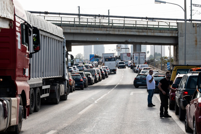 Atasco de la V-30, a 5 de noviembre de 2024, en Valencia, Comunidad Valenciana (España). Hoy, se cumple una semana desde que la DANA arrasara la Comunitat Valenciana. Hasta el momento, hay 211 víctimas mortales y cuantiosos daños materiales en alrededor d