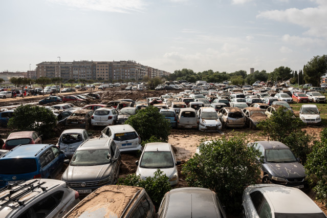 Varios coches afectados por la DANA en un descampado, a 5 de noviembre de 2024, en Catarroja, Valencia, Comunidad Valenciana (España). Hoy, se cumple una semana desde que la DANA arrasara la Comunitat Valenciana. Hasta el momento, hay 211 víctimas mortale