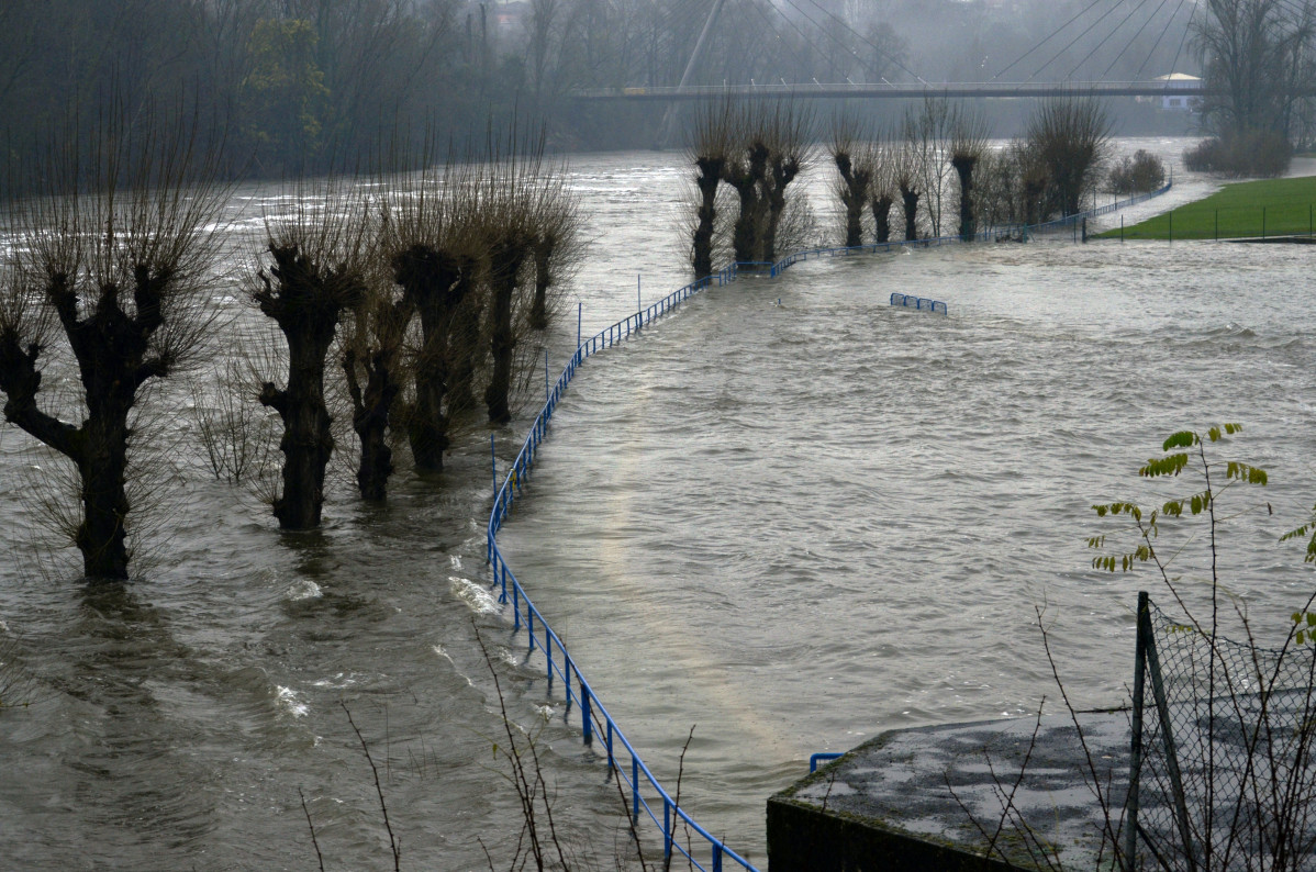 Archivo - Crecida del río Miño a su paso por la ciudad de Ourense, a 19 de enero de 2023, en Ourense, Galicia (España). La Agencia Estatal de Meteorología (Aemet) mantiene a Lugo en alerta amarill