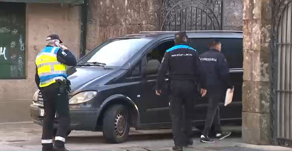 Funeraria recoge el cuerpo de Antonio Costa tras su muerte en la Praza de Abastos de Santiago en una imagen de la CRTVG