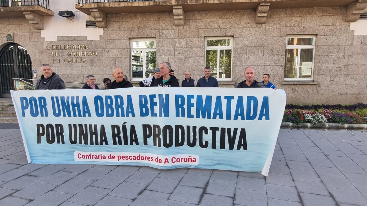 Mariscadores y mariscadoras de la ría de O Burgo, ante la Delegación del Gobierno en Galicia, en A Coruña