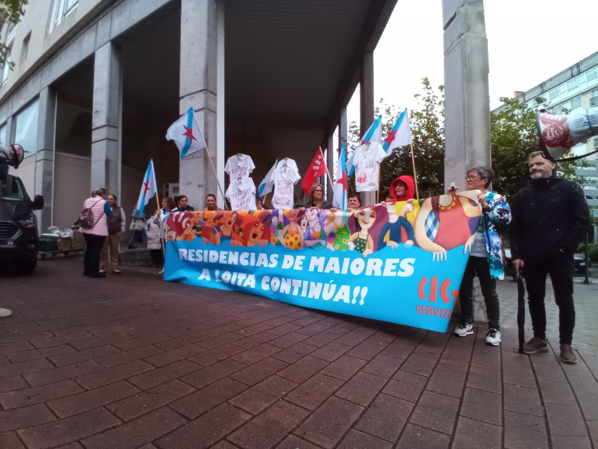 Pancarta de las trabajadoras de la residencia Domvi protestando ante el asilo en una foto de CIG