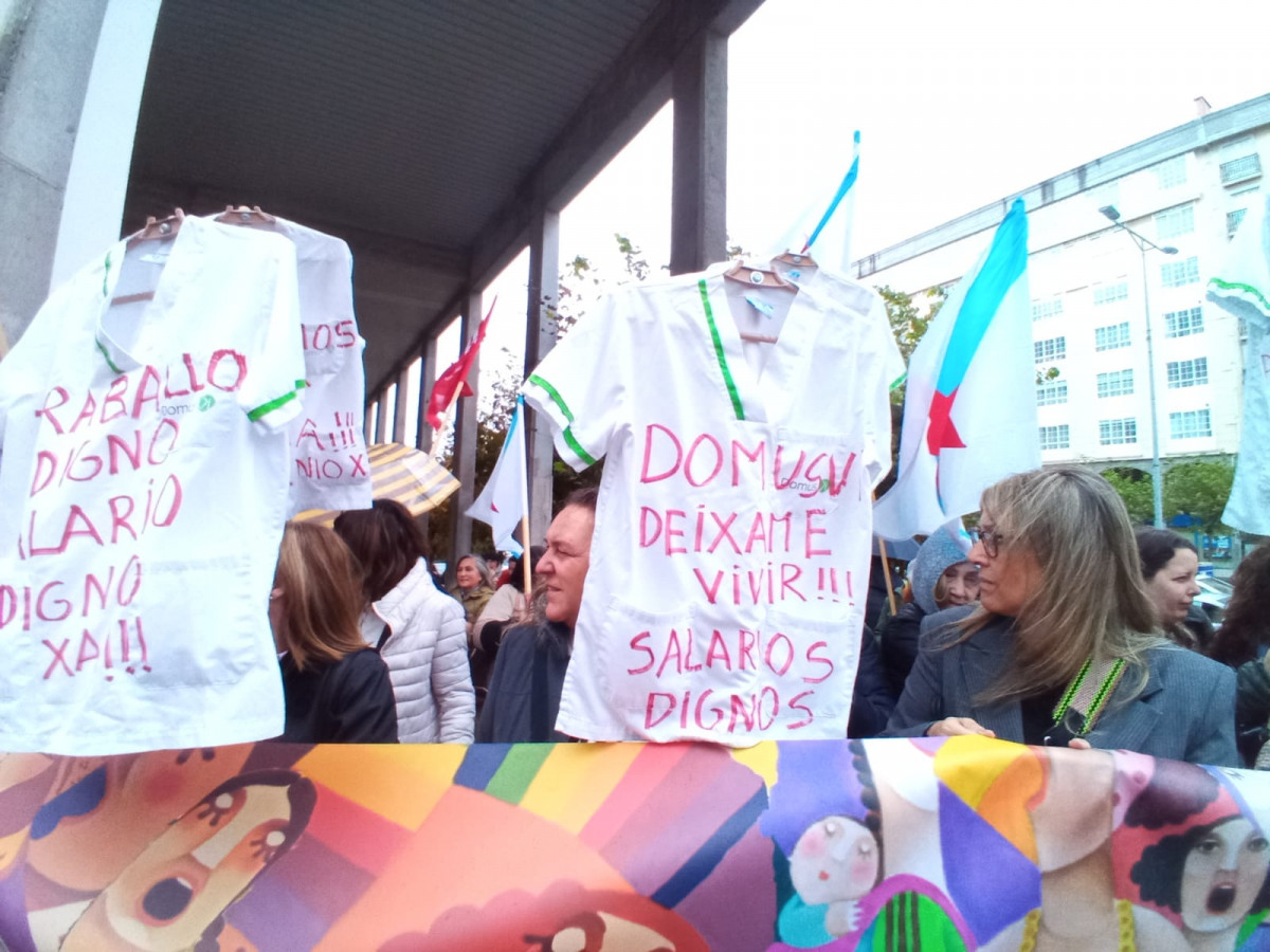 Trabajadoras de la residencia Domvi protestando ante el asilo en una foto de CIG