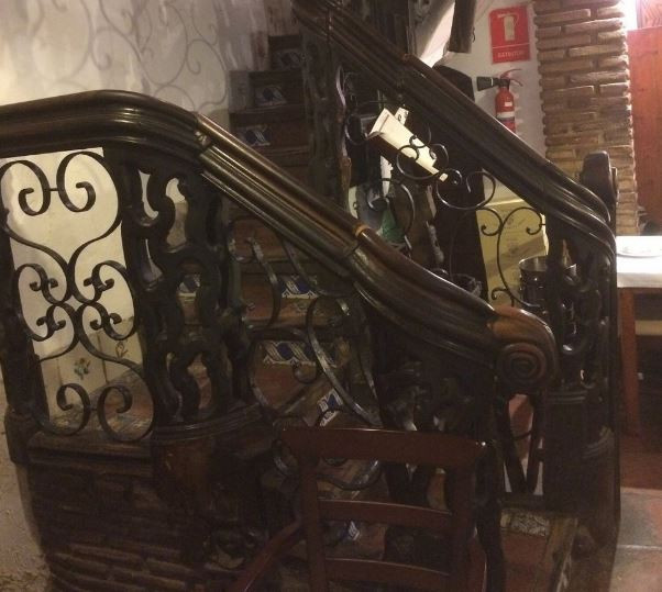 Escalera interior de acceso a los pisos superiores de El Ventorro en una imagen publicada por un usuario de Tripadvisor