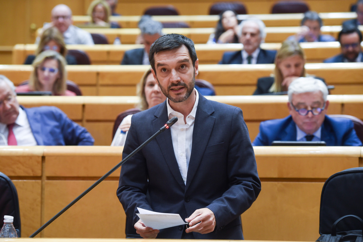 Archivo - El ministro de Derechos Sociales y Agenda 2030, Pablo Bustinduy, durante una sesión de control al Gobierno, en el Senado, a 4 de junio de 2024, en Madrid (España).