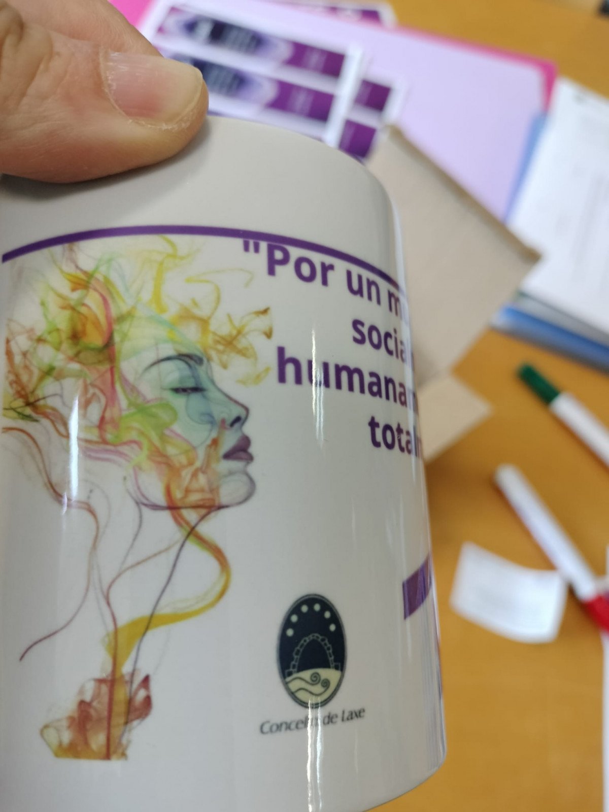 Taza repartida por el Concello de Laxe por el 25 de noviembre en una foto de Podemos