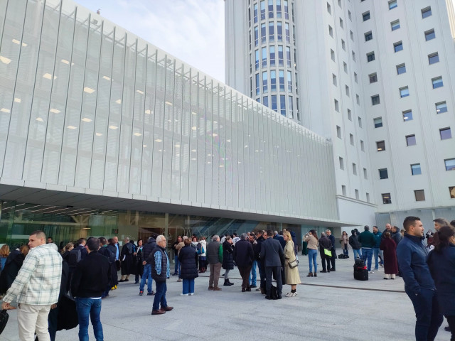 Momento del desalojo de la Ciudad de la Justicia de Vigo