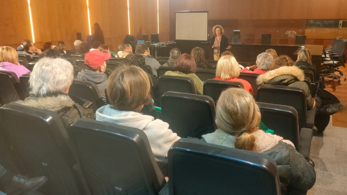 Reuniu00f3n de Aviturga en A Illa con propietarios de viviendas turu00edsticas en una foto de su facebook