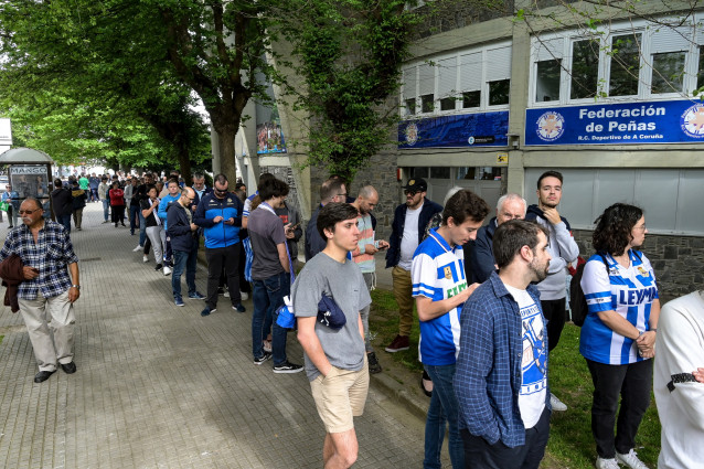 Archivo - Aficionados del Real Club Deportivo, en los alrededores del estadio de Riazor
