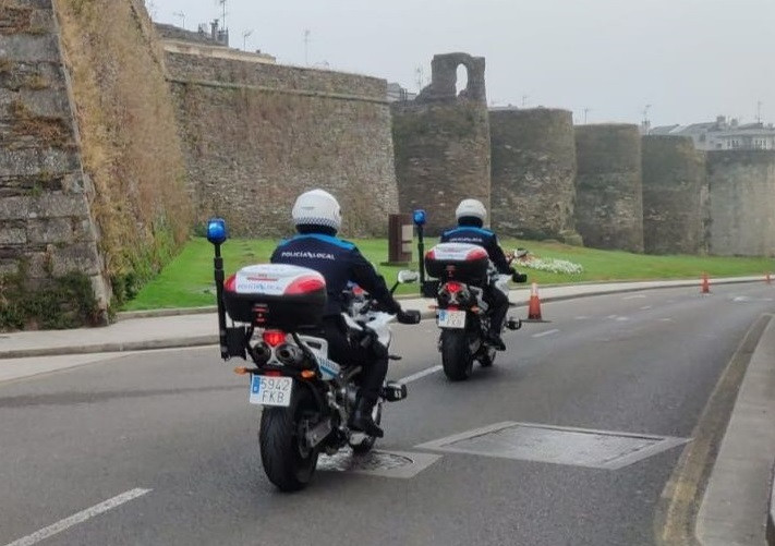 Archivo - Imagen de dos agentes de la Policía Local de Lugo.