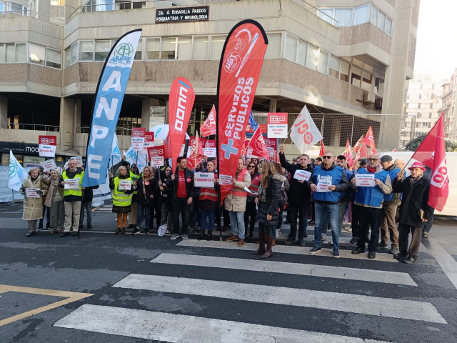 Concentración de funcionarios ante la sede de Muface en A Coruña para pedir el mantenimiento del sistema.