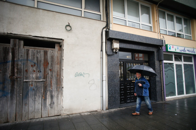 Portal de la vivienda en la que han tenido lugar los hechos, a 18 de diciembre de 2024, en Viveiro, Lugo, Galicia (España). Un hombre ha matado a su pareja a cuchilladas este miércoles, 18 de diciembre, en el municipio lucense de Viveiro en un supuesto ca