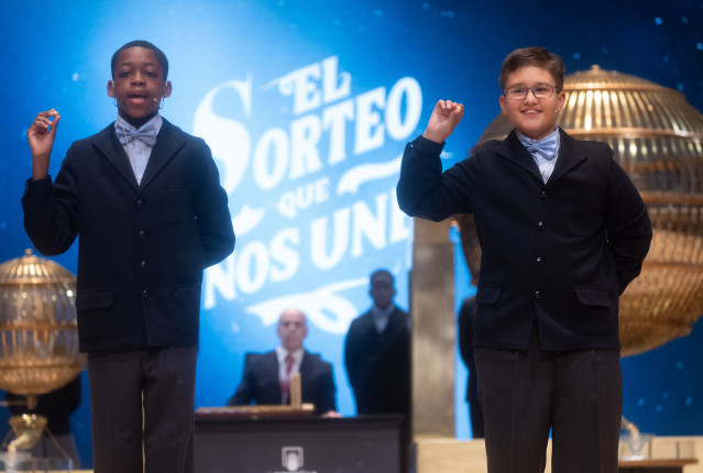 Adam Lucas Kadmiri (i) y Sergio Abaga (d), cantan un quinto premio, el número 37.876 durante la celebración del Sorteo Extraordinario de la Lotería de Navidad 2024, en el Teatro Real, a 22 de diciembre de 2024, en Madrid (España). El Estado reparte hoy un