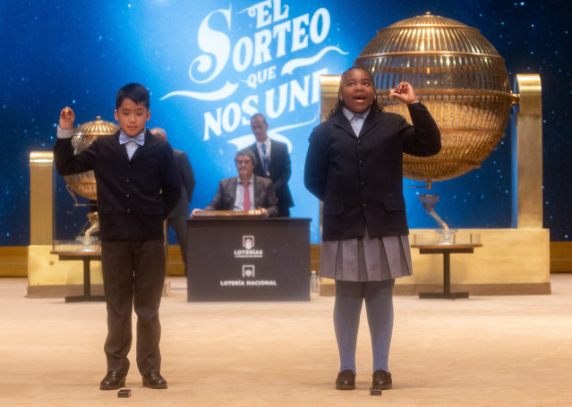 Axiel Kyron Abas y Ainhoa Rosero Gómez Limbaga cantan el tercer premio, el número 11.840 durante la celebración del Sorteo Extraordinario de la Lotería de Navidad 2024