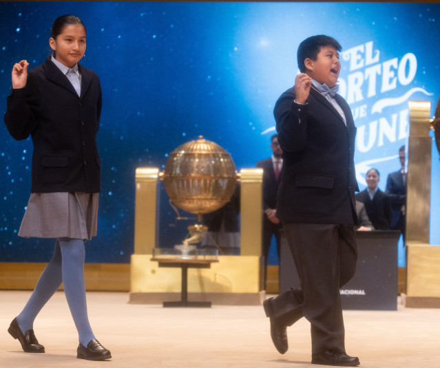 Piero Rai Chávez Huaroto y Alisce Ríos Gonzales cantan el primer premio, el 'Gordo', el número 72.480 durante la celebración del Sorteo Extraordinario de la Lotería de Navidad 2024, en el Teatro Real, a 22 de diciembre de 2024, en Madrid (España). El Esta