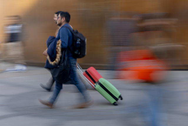 Dos turistas en la Puerta del Sol