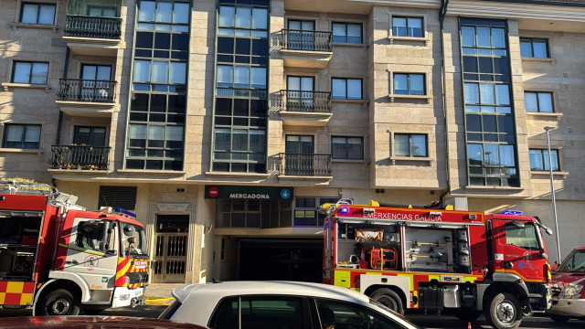 Edificio en el que se ha registrado el incendio y en el que todavía permanecen los Bomberos.