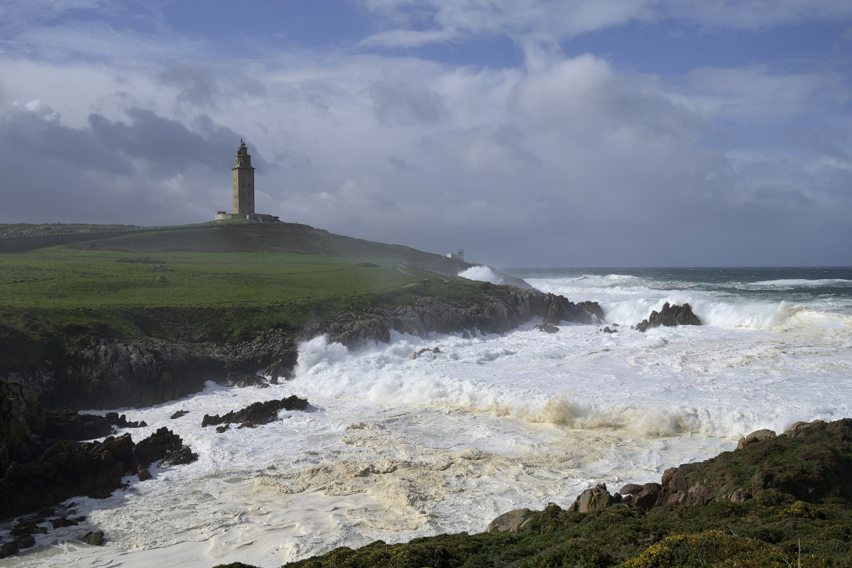 Archivo - Olas durante el frente meteorológico, a 23 de febrero de 2024, en A Coruña, Galicia (España). La Agencia Estatal de Meteorología (Aemet) decretó un aviso naranja por temporal costero en