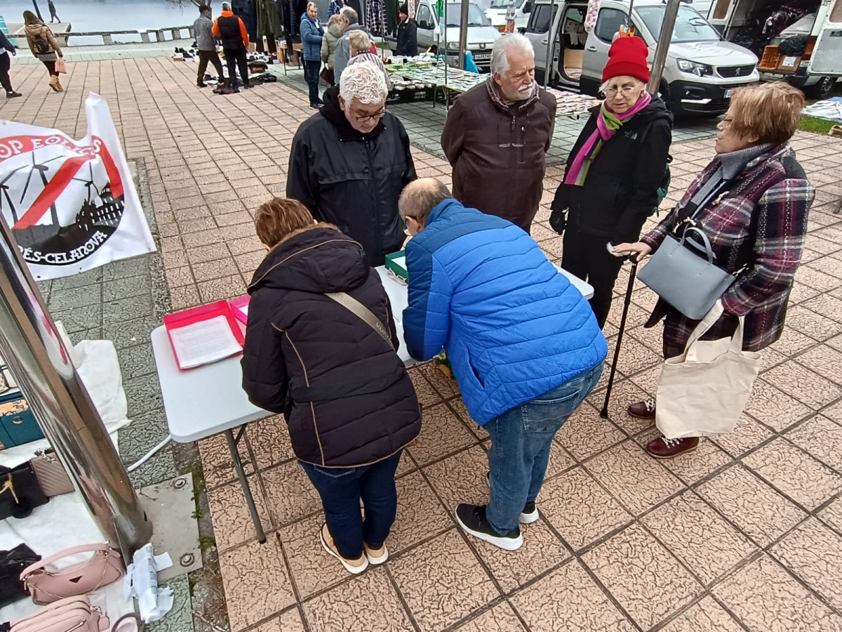 Recogida de firmas en Castrelo de Miu00f1o contra el Parque de Coto Novelle en una imagen de Salvemos o Xuru00e9s Celanova