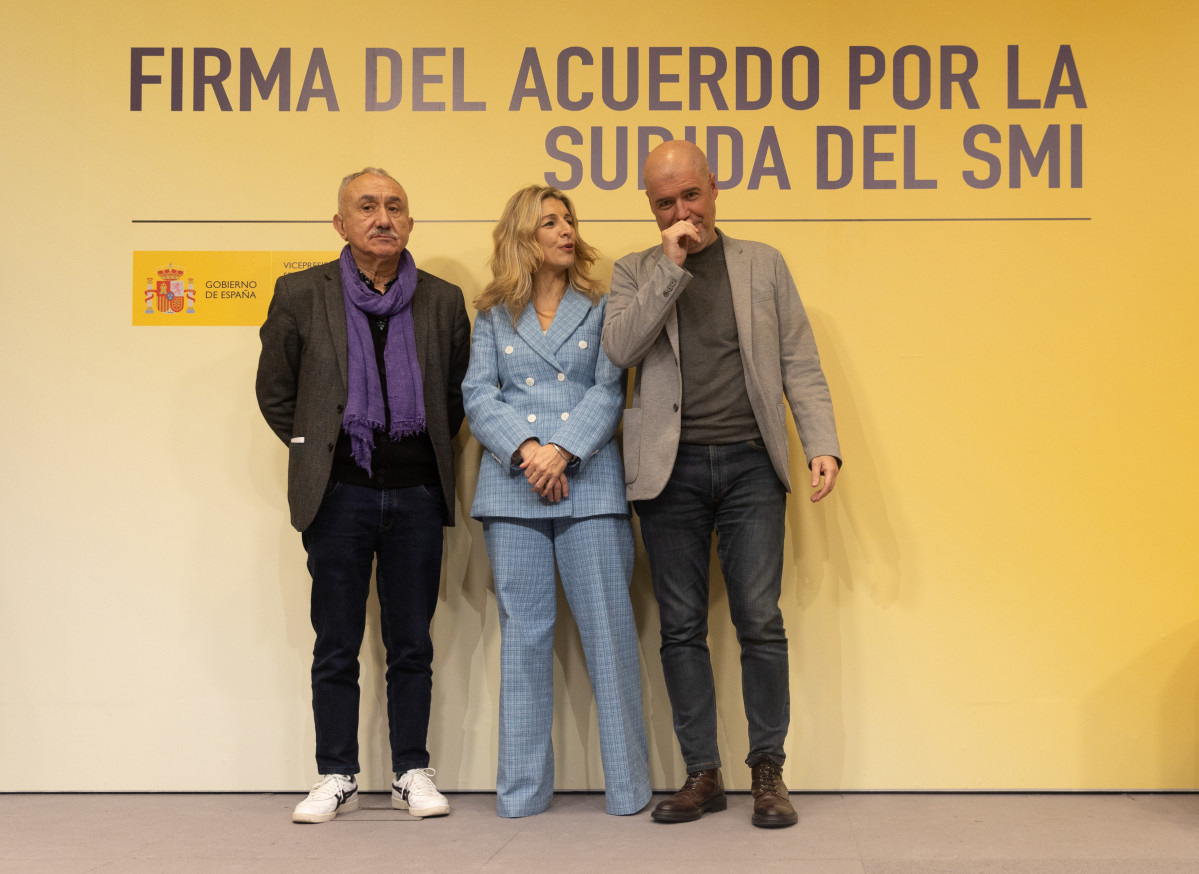 Archivo -  Yolanda Díaz, junto a los secretarios generales de CCOO, Unai Sordo, y de UGT, Pepe Álvarez, durante la firma del acuerdo para la subida del 5% del Salario Mínimo Interprofesional (SMI).