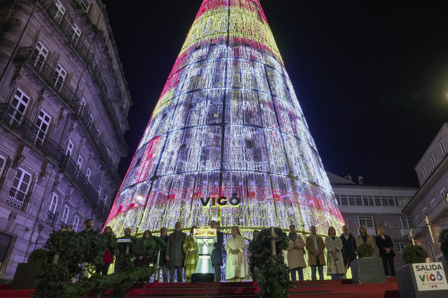 Abel Caballero y su equipo de gobierno en el apagado de las luces de Navidad de Vigo 2024-2025.