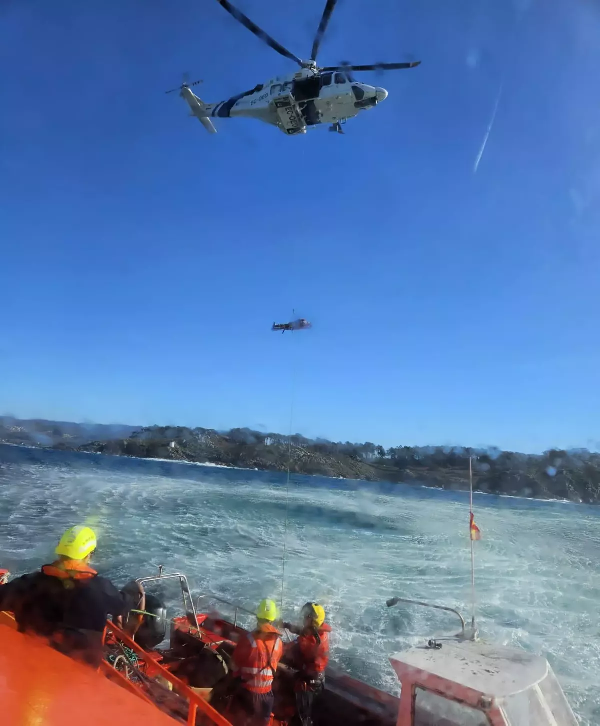 El Pesca 1 iza el cuerpo del marinero fallecido en Aldu00e1n en una imagen cedida por Salvamento a Faro