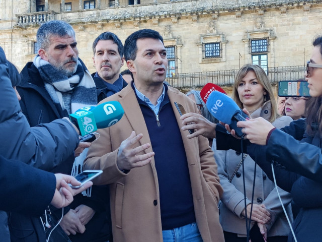 El que fuera secretario xeral del PSdeG entre 2017 y 2021, Gonzalo Caballero, en declaraciones as los medios junto a militantes del partido