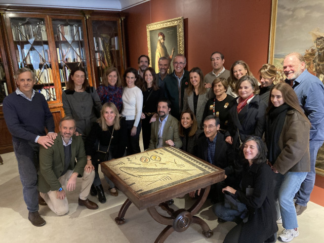 Mosaico romano de Panxón, en el acto de entrega al Ayuntamiento de Nigrán celebrado en la galería Colnaghi, en Madrid