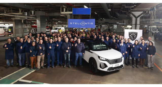 Archivo - Foto de familia en Stellantis Vigo con motivo de la producción del coche 1 millón del modelo Peugeot 2008.