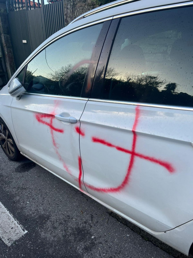 Denuncian la aparición de pintadas en el coche de la alcaldesa pedánea de Bembrive, en Vigo.