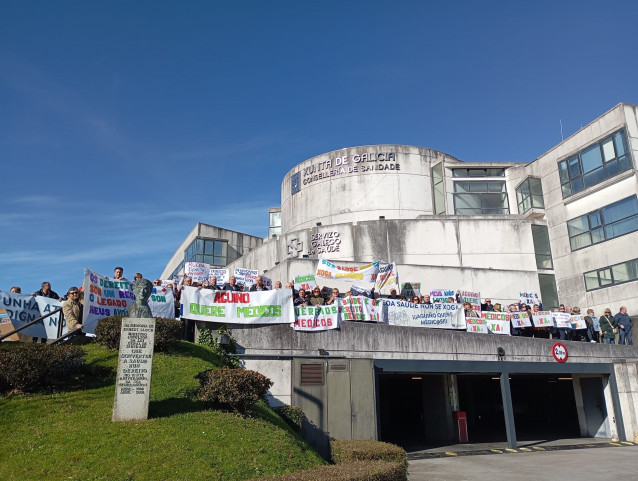 Vecinos de Aguiño protestan en Santiago contra la falta de médicos y entregan 2.600 firmas en la Consellería