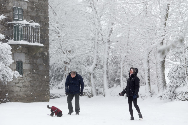 Archivo - Varias personas disfrutan de la nieve, a 9 de diciembre de 2024, en Pedrafita do Cebreiro, Lugo, Galicia (España).