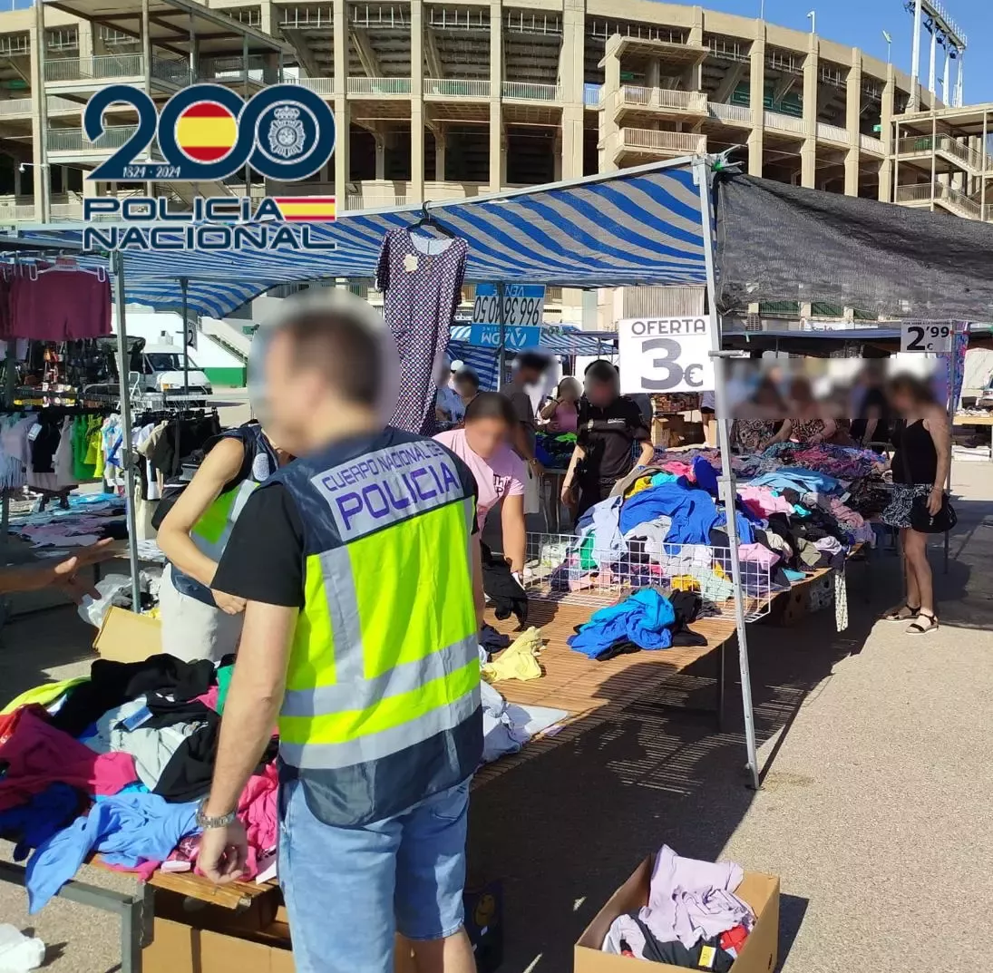 La Policia Nacional interviniendo ropa de Inditex en mercadillos