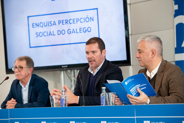 El conselleiro de Lingua, José López Campos; el secretario xeral de Lingua, Valentín García; y el coordinador del Plan xeral de normalización da lingua galega, Manuel González en la presentación de la encuesta de percepción social del gallego en Santiago