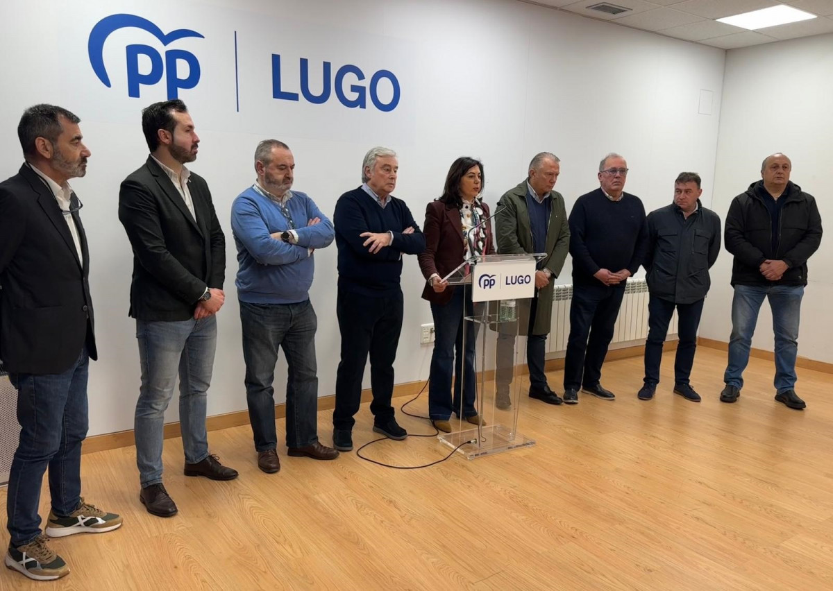 La presidenta del PP de Lugo, Elena Candia, junto a dirigentes de la formación en la provincia