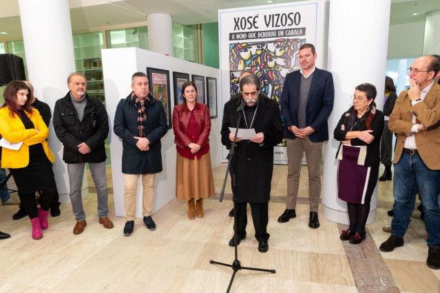 El conselleiro de Cultura, Lingua e Xuventude, José López Campos, con el artista Xosé Vizoso.